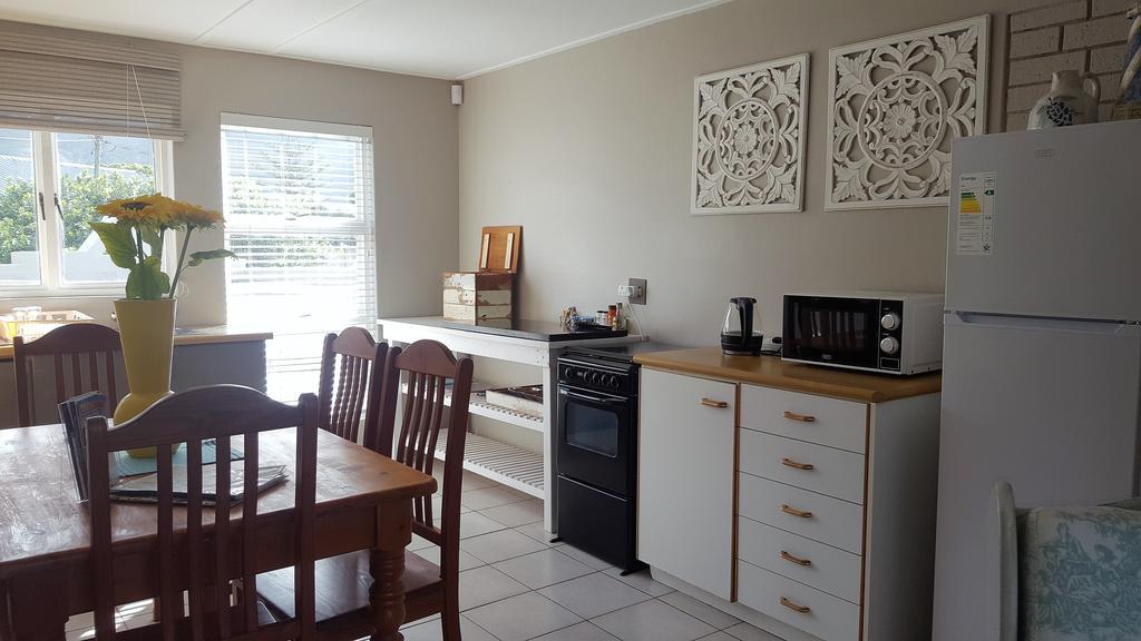 Strandloper Apartments Hermanus Exterior photo
